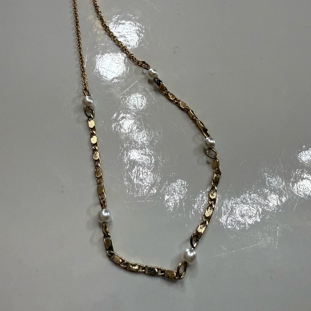 Elegant Gold and Pearl Necklace